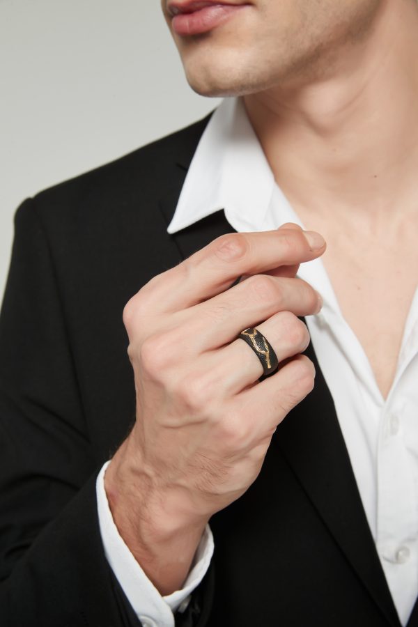 Men's Gold Flowing Black Ring - Image 5